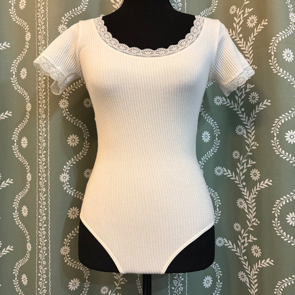 Trixxi Ribbed Bodysuit Scoop Neck White Lace Trim Short Sleeve XS Casual Stretch